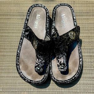 Alegria thong sandals, black and silver, size 37, like new!